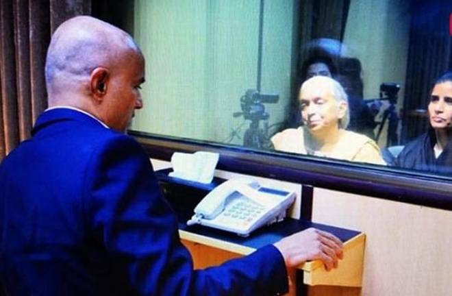 अपनी माँ और पत्नी से बात अर्ते कुलभूषण