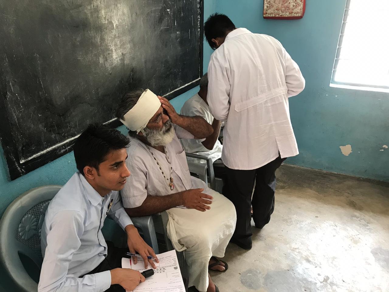 नेत्र परिक्षण करते लाभार्थी