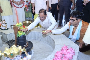 गुरु पूर्णिमा पर कोसमनारा पहुंचे मुख्यमंत्री श्री विष्णु देव साय, सत्यनारायण बाबा धाम में की पूजा-अर्चना