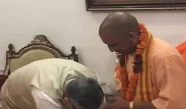 योगी के पैर छूकर रमन सिंह ने भरा नामांकन, अब दिखेगा चुनावीबल