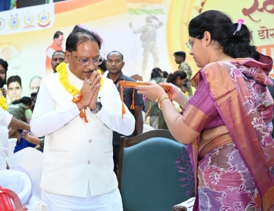 शहादत के सम्मान से जुड़ी स्नेह की डोर : माधुरी ने बांधी राखी, भावुक हुए &lsquo;विष्णु भैया&rsquo;