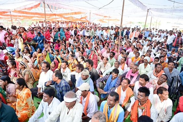 मुख्यमंत्री श्री विष्णु देव साय ने बरगद के पेड़ के नीचे लगाई चौपाल, सुनी ग्रामीणों की समस्याएं