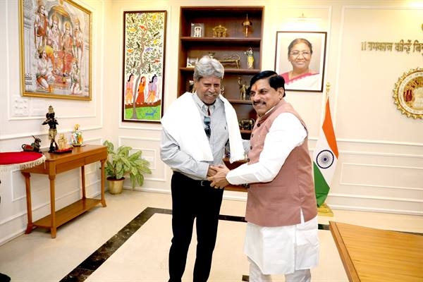 मुख्यमंत्री डॉ. यादव से मिले प्रख्यात क्रिकेटर  कपिल देव