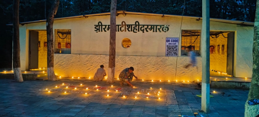 बस्तर सेवा संकल्प अभियान' के तहत शहीदों की याद में 1986 स्थानों पर जलाए गए दीये