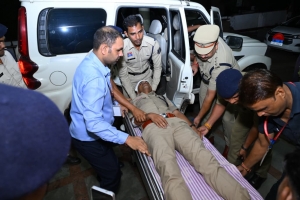 पुलिस कमिश्नर संजीव शुक्ला ने अस्पताल पहुंचकर घायल पुलिस जवानों का जाना हाल