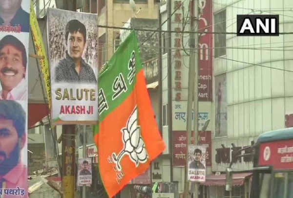 इंदौर में लगे 'सैल्यूट आकाशजी' के पोस्टर, बल्ले से पिटने वाला अधिकारी आईसीयू में