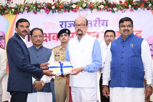 AI के युग में शिक्षक बनें विद्यार्थियों के मार्गदर्शक, तकनीक के विवेकपूर्ण उपयोग की दें सीख : राज्यपाल  डेका