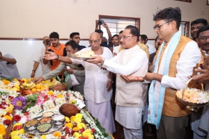 गुरु पूर्णिमा पर मुख्यमंत्री ने अघोर गुरु पीठ बनोरा में किए गुरु दर्शन, बाबा प्रियदर्शी राम से लिया आशीर्वाद
