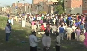 अमृतसर ट्रेन हादसा: दुर्घटनास्थल पर लोगों ने किया प्रदर्शन
