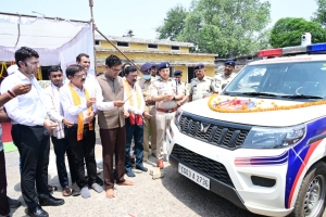 वित्त मंत्री श्री ओपी चौधरी ने रायगढ़ को मिली 16 अत्याधुनिक डायल-112 ईआरवी वाहनों को दिखाई हरी झंडी