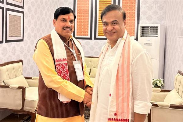 मुख्यमंत्री डॉ. यादव गुवाहाटी में असम के मुख्यमंत्री के शपथ ग्रहण समारोह में हुए शामिल
