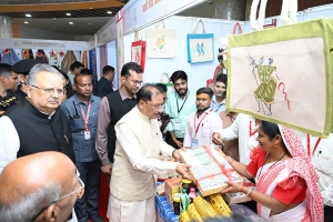 स्वदेशी को नई उड़ान : राष्ट्रीय हथकरघा दिवस पर मुख्यमंत्री श्री विष्णु देव साय ने बुनकरों एवं शिल्पकारों को 10.90 करोड़ रुपये से अधिक की सहायता एवं पुरस्कार राशि प्रदान की