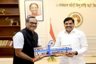 मुख्यमंत्री डॉ. यादव से मंडल रेल प्रबंधक श्री त्यागी ने भेंट की