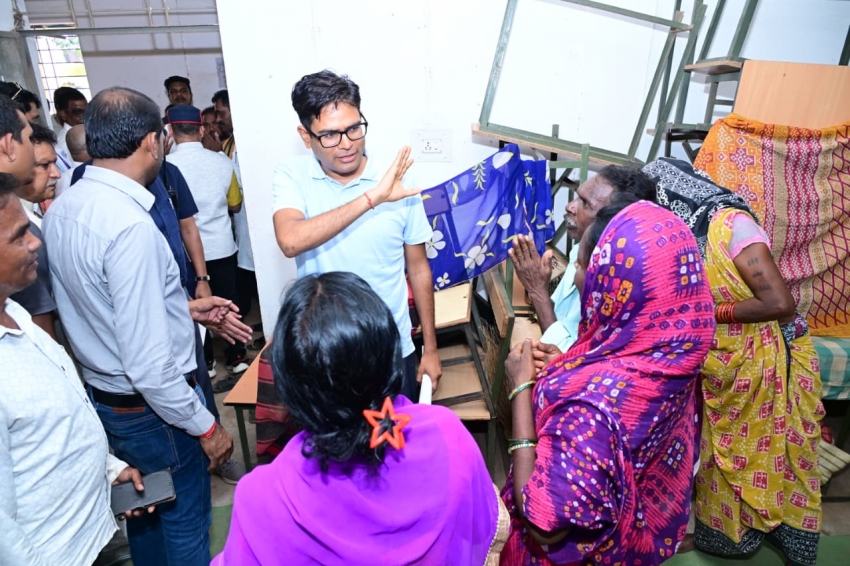 बाढ़ की मुश्किल घड़ी में अपनों के बीच पहुंचे वित्त मंत्री ओ.पी. चौधरी