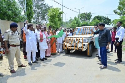 उप मुख्यमंत्री  अरुण साव ने सोलर बैटरी वाहन को हरी झंडी दिखाकर किया रवाना