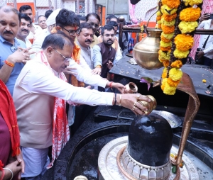 मुख्यमंत्री  विष्णु देव साय ने कैलाशपति धाम में किया जलाभिषेक: भगवान मनकामेश्वर महादेव से प्रदेश की सुख-समृद्धि एवं खुशहाली की कामना