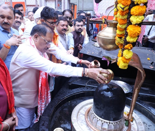 मुख्यमंत्री  विष्णु देव साय ने कैलाशपति धाम में किया जलाभिषेक: भगवान मनकामेश्वर महादेव से प्रदेश की सुख-समृद्धि एवं खुशहाली की कामना