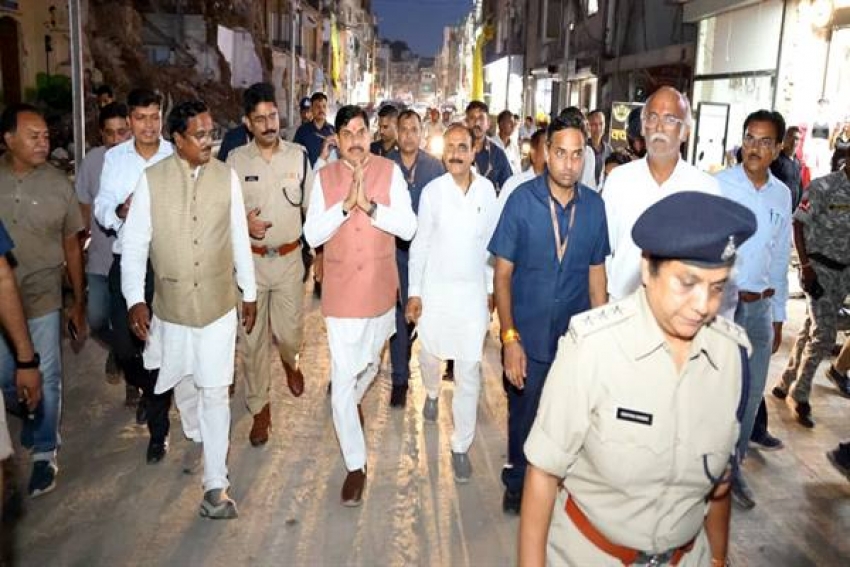 मुख्यमंत्री डॉ. यादव ने शहर का भ्रमण दो पहिया वाहन और पैदल चल कर किया