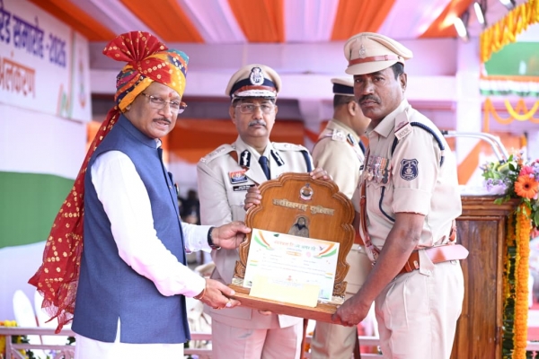 मुख्यमंत्री  विष्णु देव साय के करकमलों से उत्कृष्ट सेवा के लिए सम्मानित हुए पुलिस एवं नगर सेना के अधिकारी-कर्मचारी