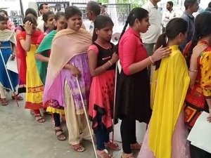 लोकतंत्र के महापर्व में दिव्यांग भी उत्साह से निभा रहे अपना कर्तव्य
