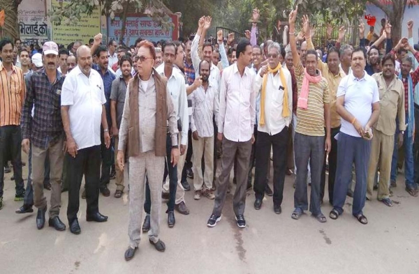 निष्टा एप का अनुबंध निरस्त करने निगम कर्मियों ने सड़क पर उतर किया प्रदर्शन