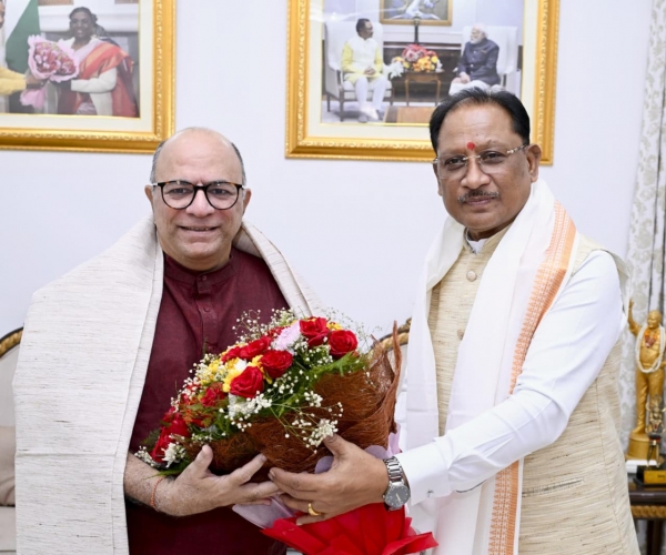 मुख्यमंत्री  विष्णुदेव साय से निर्माता-निर्देशक डॉ. चंद्रप्रकाश द्विवेदी ने की सौजन्य मुलाकात
