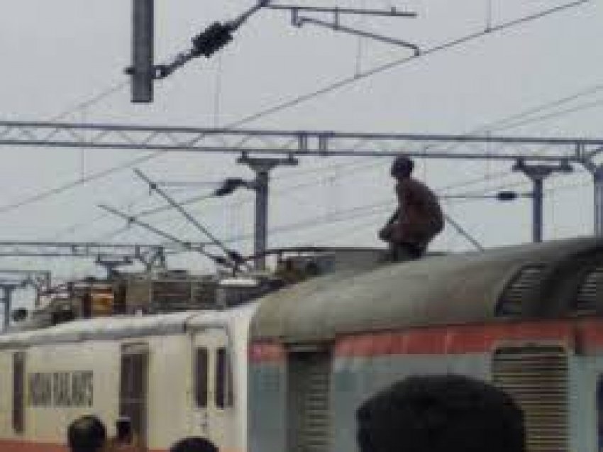 ट्रेन की छत पर सोकर दिल्ली से कानपुर पहुंचा यात्री, मचा बवाल