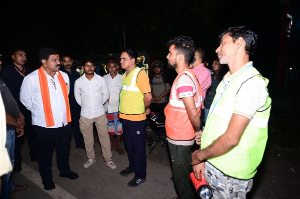 कवर्धा-बेमेतरा मार्ग पर पशुओं को देख उप मुख्यमंत्री  विजय शर्मा ने अधिकारियों को लगाई फटकार