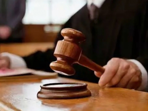 पति से जज ने कहा-तलाक के केस की सुनवाई बाद में करेंगे, पहले जाकर पत्नी को करवा चौथ की शॉपिंग कराओ