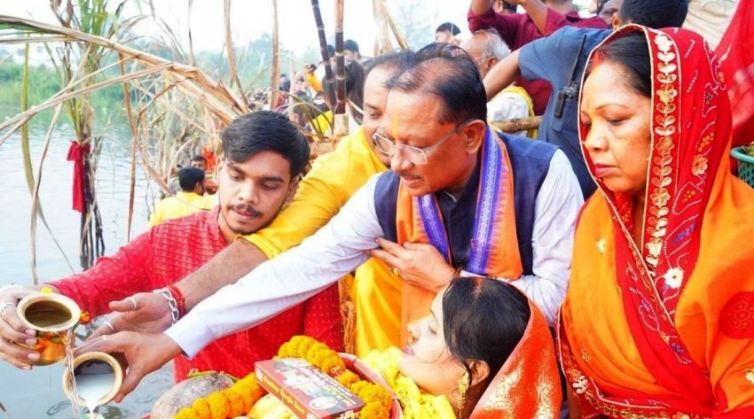 मुख्यमंत्री  साय ने कुनकुरी छठ घाट में सूर्य को दिया अर्घ्य:प्रदेश के सुख, समृद्धि और खुशहाली की कामना की