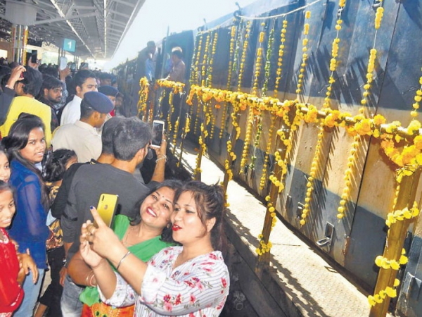 आलीराजपुर में बस शुरू होने के 84 साल बाद आई ट्रेन