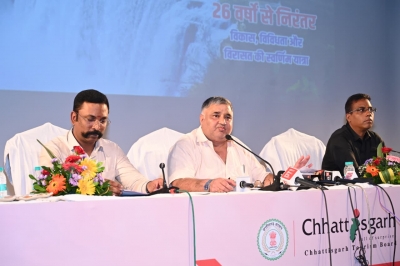 मंत्री पर्यटन, संस्कृति, धार्मिक न्यास एवं धर्मस्व  राजेश अग्रवाल एवं सचिव, छत्तीसगढ़ शासन डॉ. एस भारती दासन विभागीय गतिविधियों एवं उपलब्धियों पर आज छत्तीसगढ संवाद के आडिटोरियम (अटल नगर, नवा रायपुर) में संयुक्त रूप से प्रेस कॉन्फ्रेंस को संबोधित करते