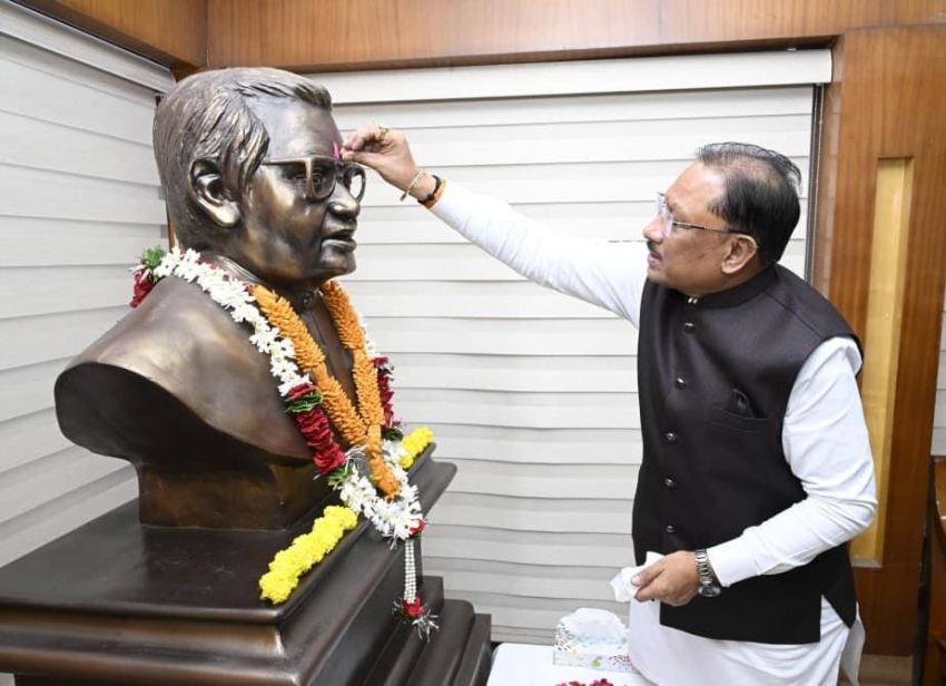 मुख्यमंत्री श्री विष्णु देव साय ने भारत रत्न श्रद्धेय अटल बिहारी वाजपेयी की पुण्यतिथि पर किया नमन